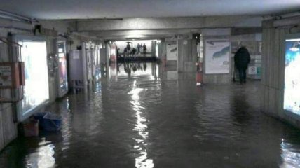 В Риме из-за дождя с градом сильно затопило несколько станций метро (Видео)