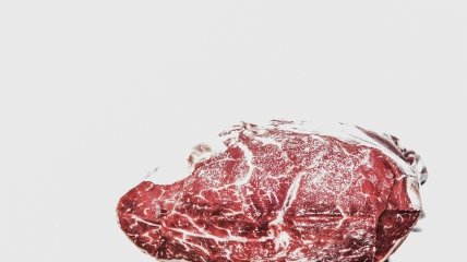 Чтобы разморозить мясо быстрее можно использовать уксус