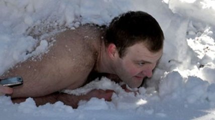 Мужчина пролежал голым в снегу около часа