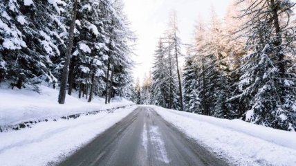 Гололед и снег: на каких дорогах Украины опасно 
