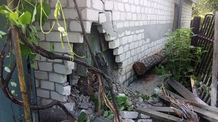 В Авдеевке мина попала в стену дома