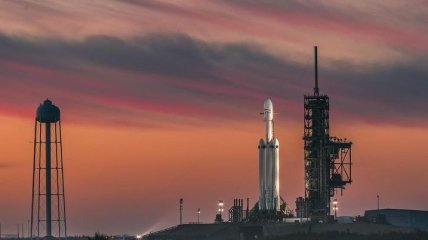 SpaceX запустила ракету-носитель Falcon 9 с новым спутником связи (Видео)