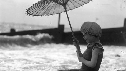 Ретро: как отдыхали на пляжах почти 100 лет назад (Фото)