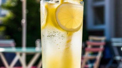 Лимонад прекрасно освежает в жару (изображение создано с помощью ИИ)