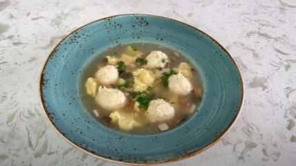 "Полюбите не меньше, чем борщ": Лиза Глинская рассказала, как приготовить сытный грибной суп с фрикадельками