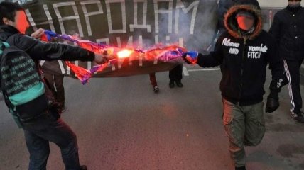 На шествии активистов в Москве сожгли флаг "Новороссии" 
