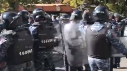 Протесты в Ереване разгораются с новой силой: оппозиционеров начали задерживать (видео)