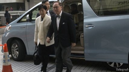 Экс-главу администрации Гонконга судят за коррупцию