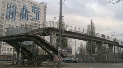 В Киеве закрыли один из пешеходных мостов 