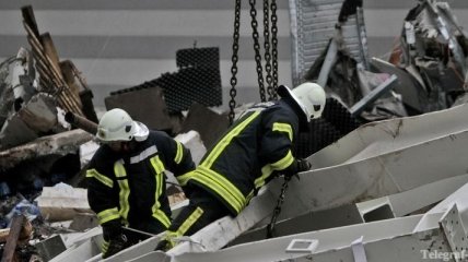 В Риге прекратили спасательные работы на месте обрушившегося ТЦ 