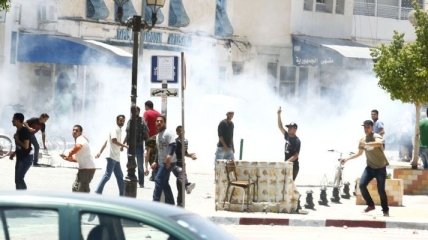 В пригороде столицы Туниса салафиты соорудили баррикады