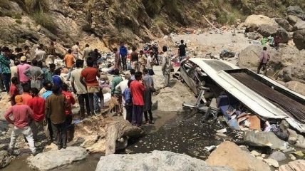 В Индии автобус с людьми упал в ущелье, погибли более 40 человек
