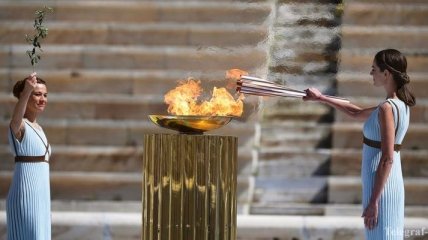 В Афинах прошла церемония передачи олимпийского огня (Фото, Видео)