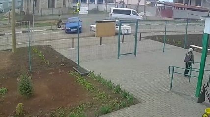 Подросток за рулем папиной машины разогнался на полную скорость и снес пенсионера в Крыму: момент попал на видео