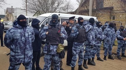 В Крыму российские силовики проводят около 25-ти обысков одновременно 