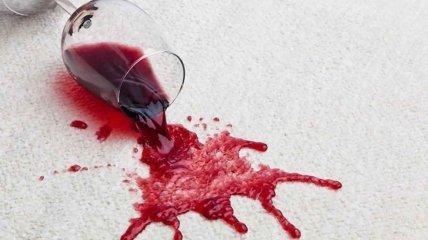Красное вино может испортить ковер или скатерть