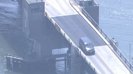 В США авто перескочило через разведенный мост (Видео)