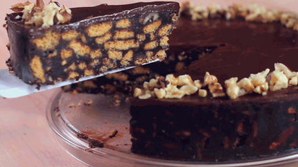 Видео к рецепту «Торт без выпечки из печенья с кремом. Видео-рецепт»