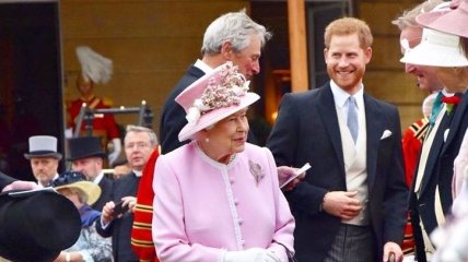 Елизавета II убедила принца Гарри не покидать королевскую семью