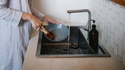 Как отмыть жир с посуды в холодной воде