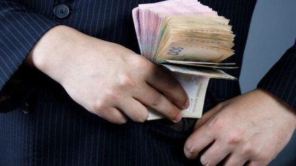 Зарплата чиновників обчислюється десятками, а то й сотнями тисяч гривень
