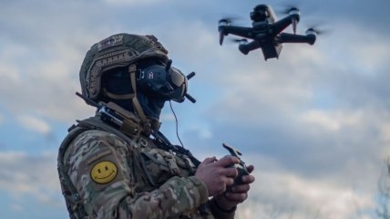 Український боєць керує FPV-дроном