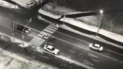 Водитель на бешеной скорости снес девушек на пешеходном переходе в Москве: момент попал на видео