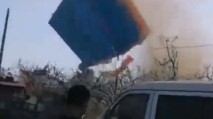 Вихрь пыли в Китае поднял в воздух надувные батуты: Погибли двое детей (Видео)
