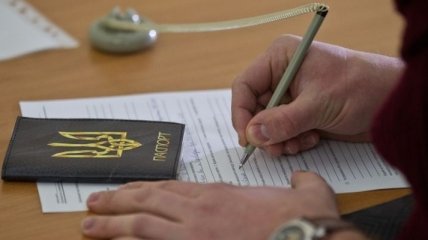 Около 9 тысяч крымчан получили украинские паспорта после аннексии полуострова Россией