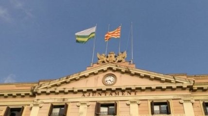 В Каталонии снимают флаги Испании с административных зданий