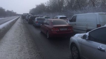 Непогода в Украине: на трассе Киев-Одесса образовалась многокилометровая пробка