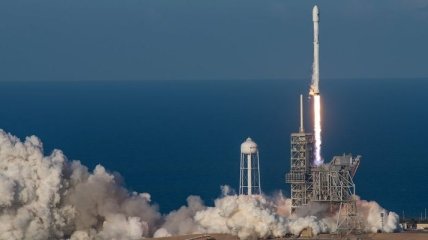 Запуск ракеты Falcon 9 закончился аварией (Видео)