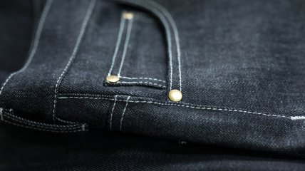 Чорні джинси можуть вицвісти після прання