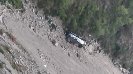 Автобус сорвался в ущелье на севере Индии: 10 погибших, 26 пострадавших
