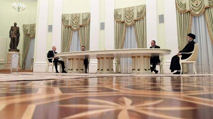 Путин отсел от президента Ирана на другой конец длинного стола