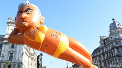 В Лондоне запустили в небо гигантский воздушный шар с изображением мэра