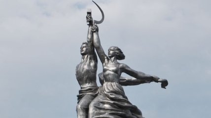 Молдова ввела штраф за демонстрацию серпа и молота