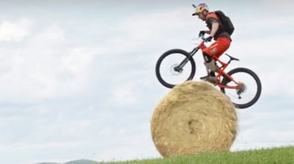 Нарушая законы физики: потрясающие трюки на горном велосипеде (Видео)