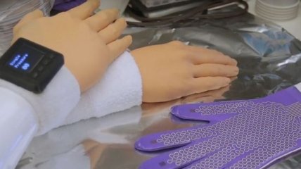 Умная электронная перчатка предаст протезу руки сенсорную чувствительность