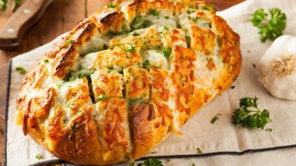 Гаряча закуска з хліба, сиру та в’ялених томатів