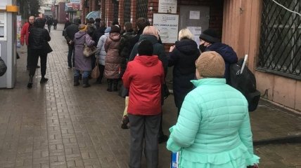 Люди в Донецке образовали очереди к банкоматам