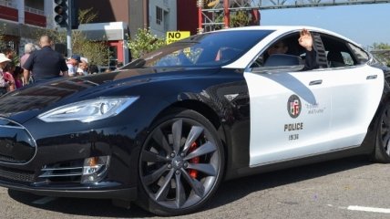 "Села батарейка": В США полицейский на Tesla не смог догнать преступника