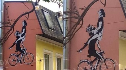 "Раком, боком и с прискоком": пикантное граффити с парой на велосипеде в Одессе развеселило сеть