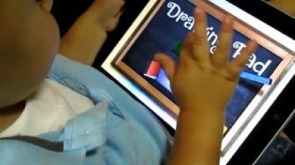 Малыши предпочитают журналам iPad. ВИДЕО