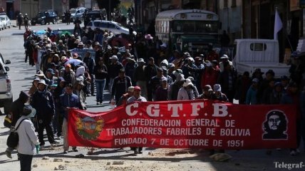 В Боливии бастующие рабочие подрались с полицией, 6 человек пострадало