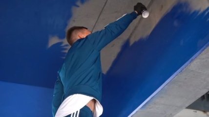 Сидорчук с ультрас Динамо разрисовал трибуну Олимпийского