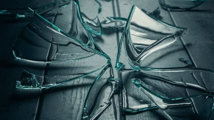Разбитое стекло можно быстро собрать с пола (изображение создано с помощью ИИ)