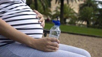 Питье воды из пластиковых бутылок во время беременности может привести к ожирению ребенка