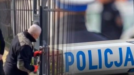 Польська влада ламає двері до школи при посольстві рф
