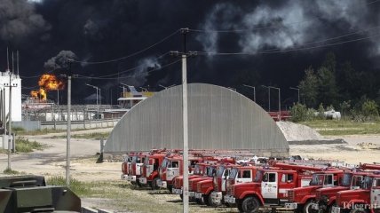 Пожарные погасили еще две цистерны на нефтебазе в Киевской области